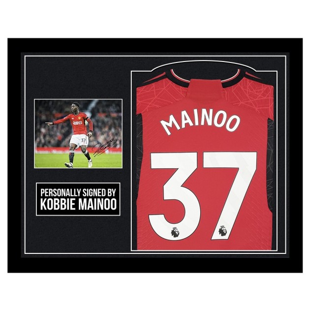 Esposizione maglia Manchester United firmata da Kobbie Mainoo  