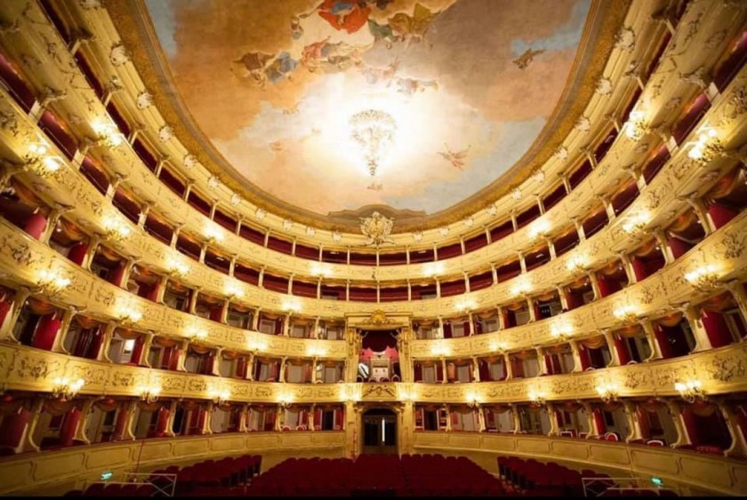 Un palco per il Don Carlo al Teatro Sociale di Como