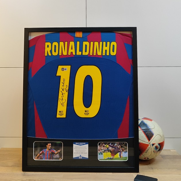 Maglia FC Barcelona 2004/05 di Ronaldinho firmata e incorniciata