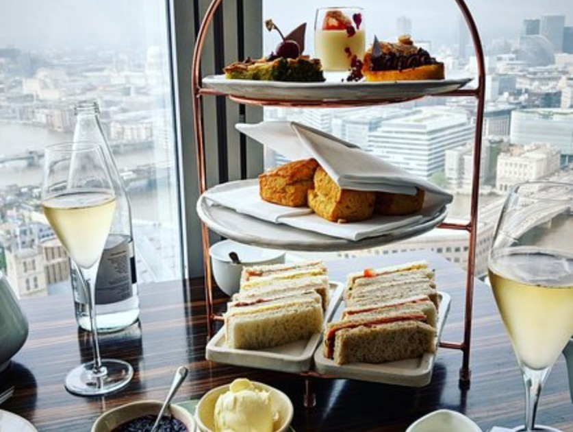 Tè pomeridiano per quattro persone con vista sullo skyline della città dallo Shard