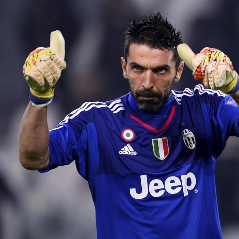Buffon Juventus gloves, issued for 2015/2016 season