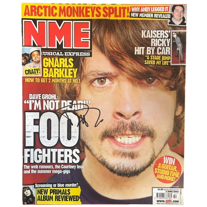 Dave Grohl dei Foo Fighters firma la rivista NME