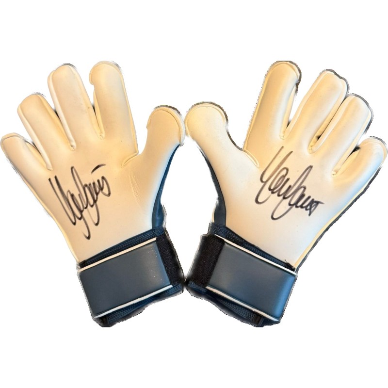 Puma gloves autographed by Marcus Thuram