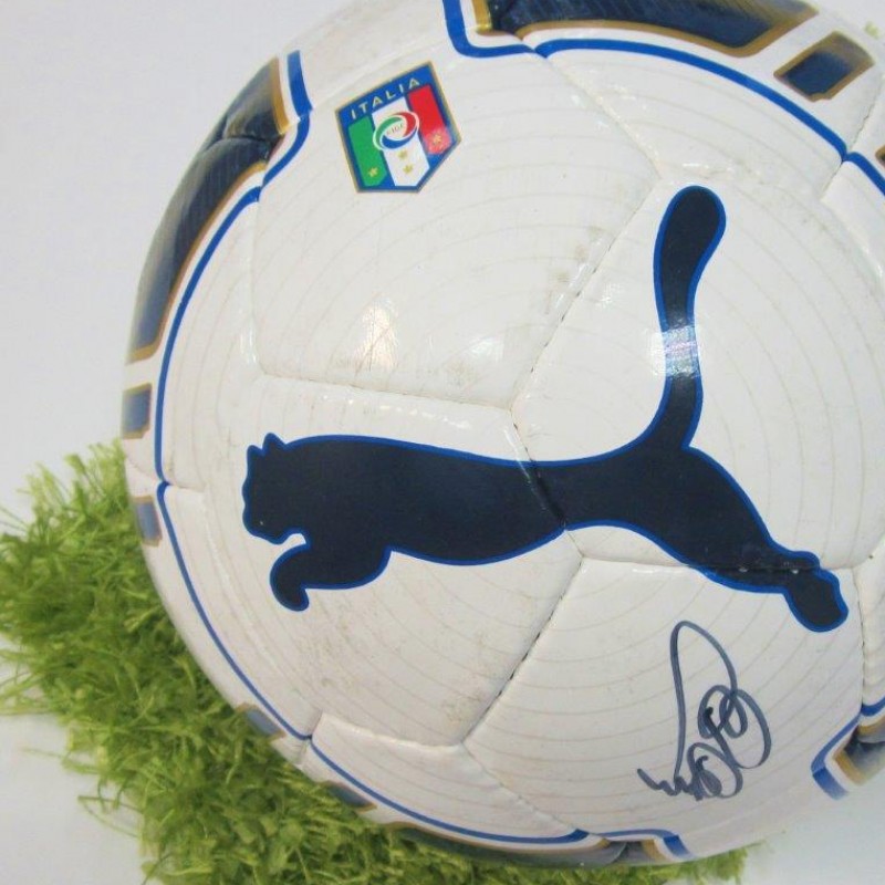 Pallone ufficiale Puma della Nazionale autografato da Pirlo, Chiellini, Lichtsteiner, Marrone e Caceres