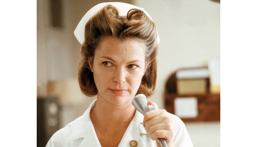 “Qualcuno volò sul nido del cuculo” - Cappello infermiera autografato da Louise Fletcher