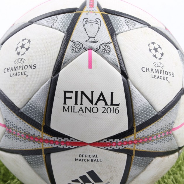 Champions League Final Milan ball used in official match 2015/16