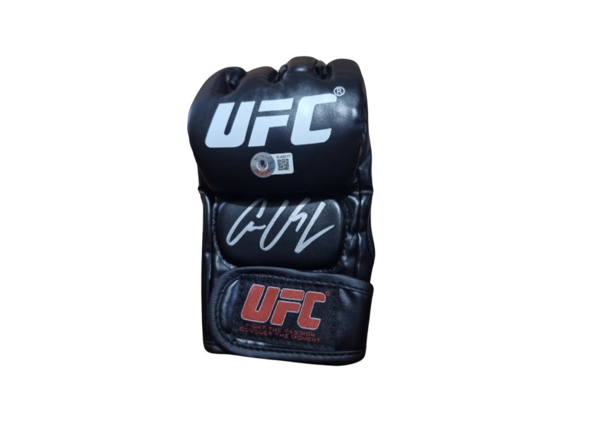 Il guanto UFC autografato da Conor McGregor