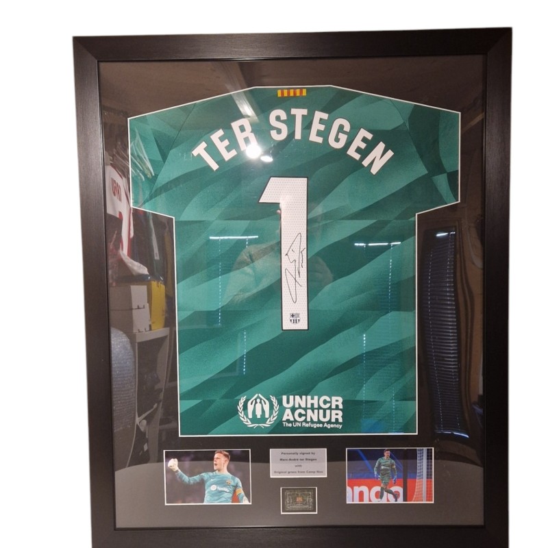 Maglia  FC Barcelona 2023/24 Marc-André ter Stegen firmata e incorniciata con l'erba ufficiale del Nou Camp