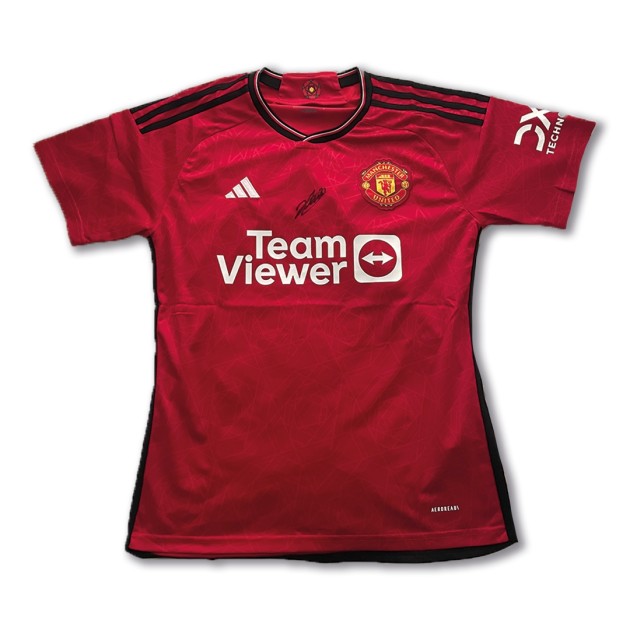 La maglia firmata da Kobbie Mainoo del Manchester United