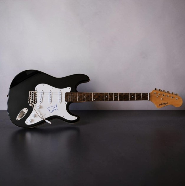Chitarra elettrica in stile Stratocaster autografata da Dave Grohl dei Foo Fighters
