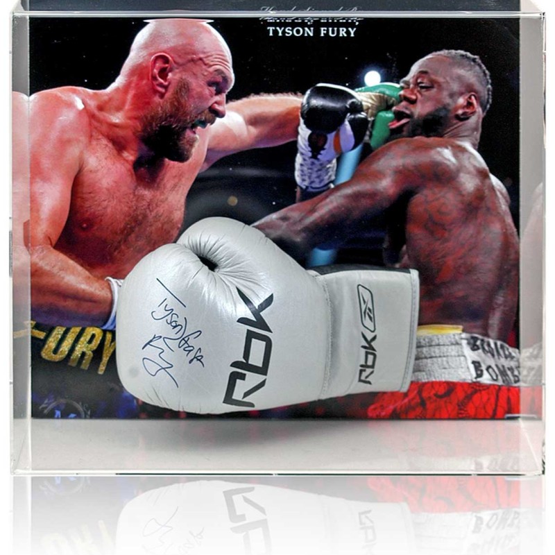 Presentazione del guanto da boxe firmato da Tyson Fury