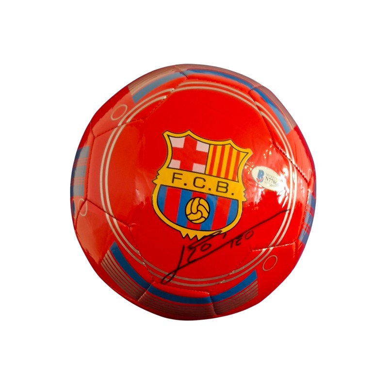 Il pallone da calcio firmato da Lionel Messi per il Barcellona