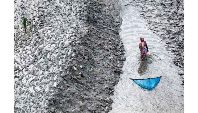 "Donna Che Pesca" Fotografia di Yann Arthus-Bertrand