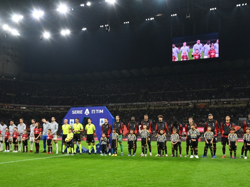 Scendi in campo come Mascotte in occasione del match - Milan vs Juventus di Serie A