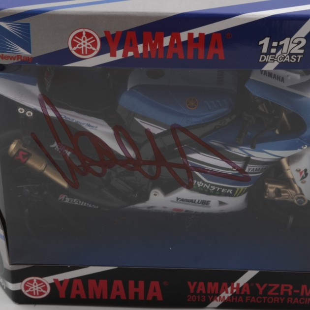 Modellino Yamaha YZR-M1 con autografo di Valentino Rossi
