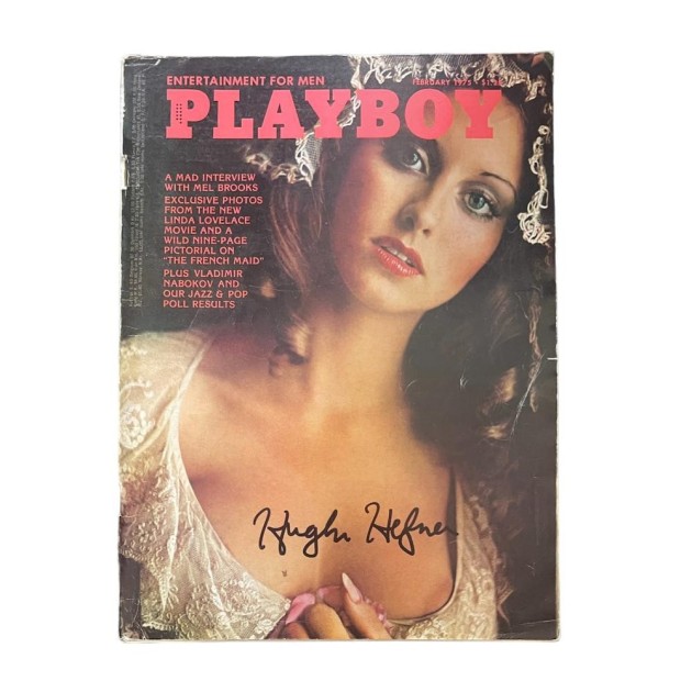Hugh Hefner firma la rivista Playboy Febbraio 1975 