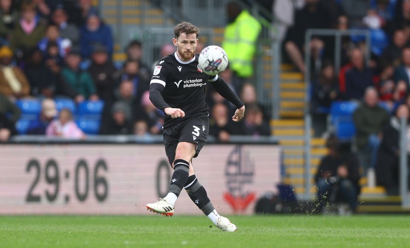 Maglia firmata di Jack Iredale del Bolton Wanderers indossata durante una partita