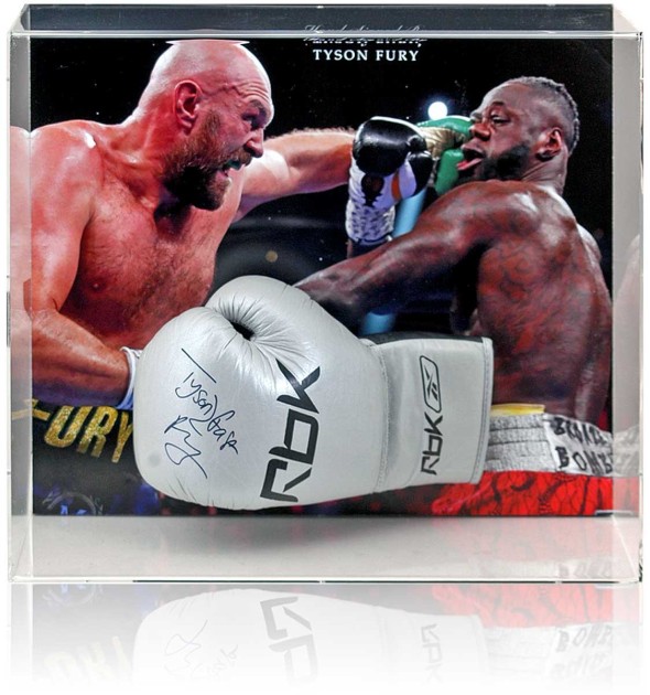 Presentazione del guanto da boxe firmato da Tyson Fury