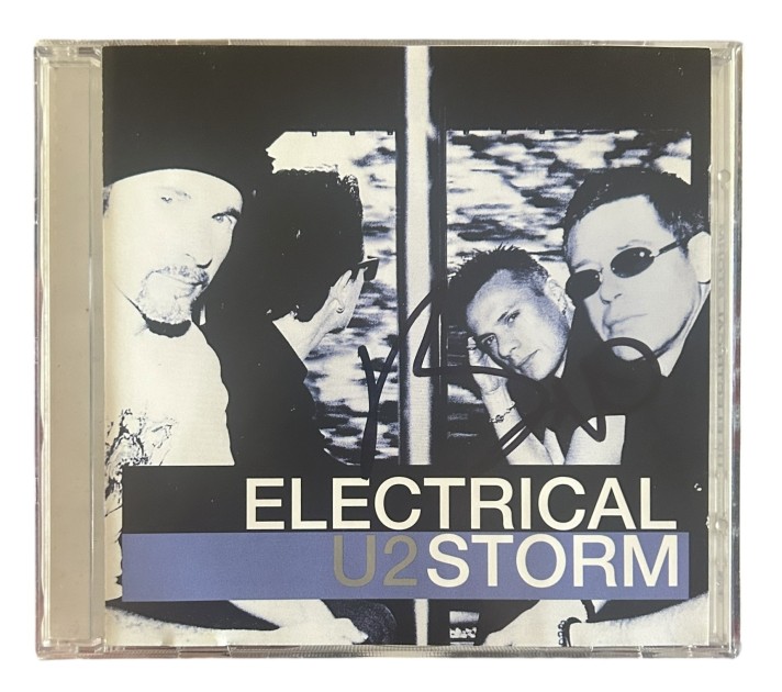 Bono degli U2 ha firmato il CD Electrical Storm