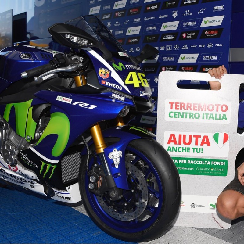 Yamaha YZF-R1 in livrea MotoGP signed by Valentino Rossi