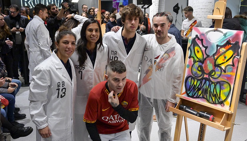 Maglia away AS Roma dipinta da Antonucci, Bartoli e Alves Da Silva guidati da Detshorore - Evento Art Sport Roma