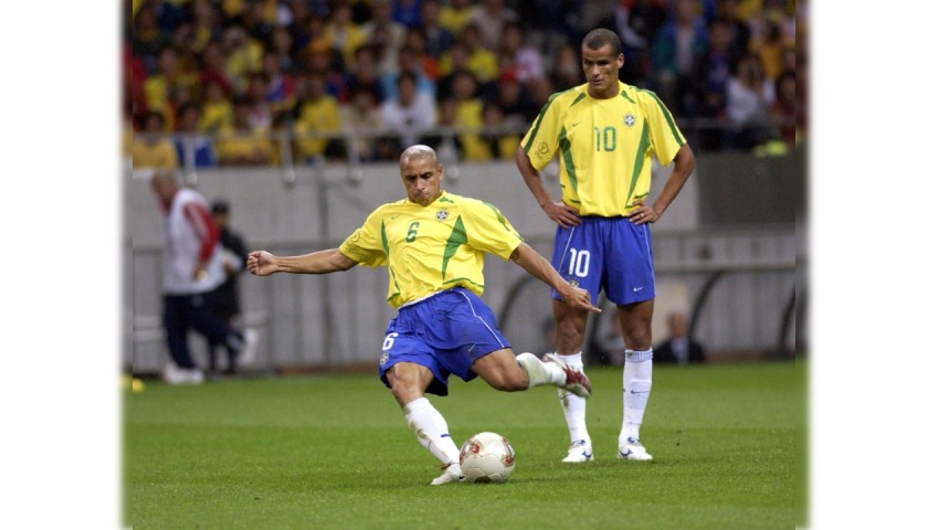 Brazil 2002 Replica Shirt Signed by Roberto Carlos - CharityStars