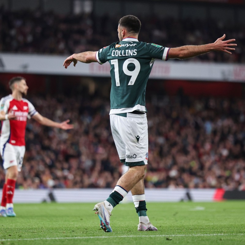 Maglia da trasferta firmata da Aaron Collins del Bolton Wanderers, contro l'Arsenal