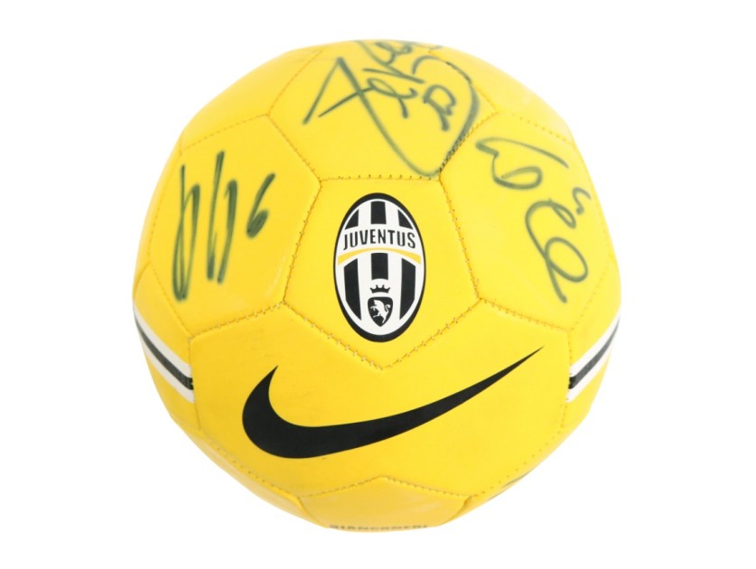 Official Juventus Football, 2013/14 - Signed by the Squad