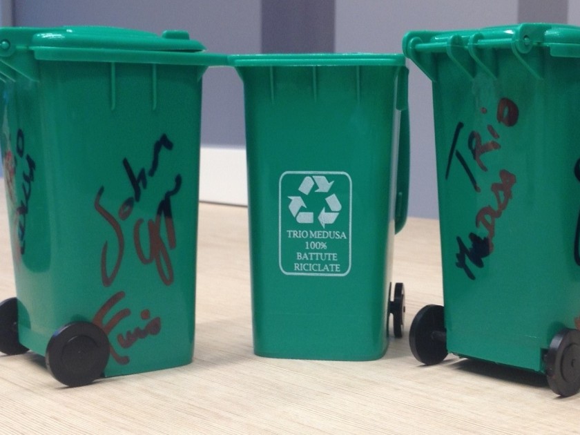 Penholder shaped garbage autographed by the Trio with the motto "100% recycled jokes"!