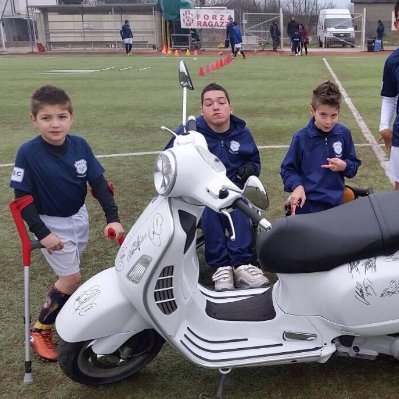 Giorgio Chiellini gives you a "Vespa GTS 125" signed by Juventus players