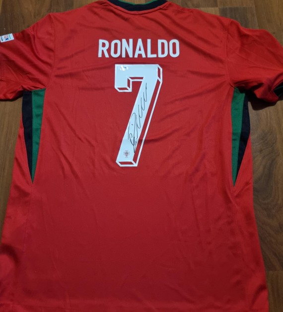 La maglia replica firmata di Cristiano Ronaldo per il Portogallo 2024