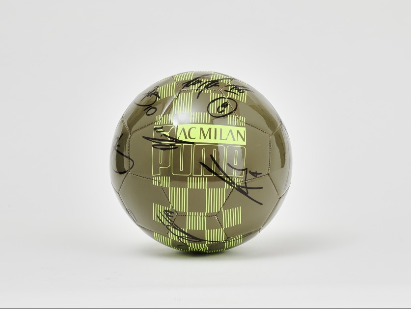 Milan official ball, 2022/23 - Autographed by the team