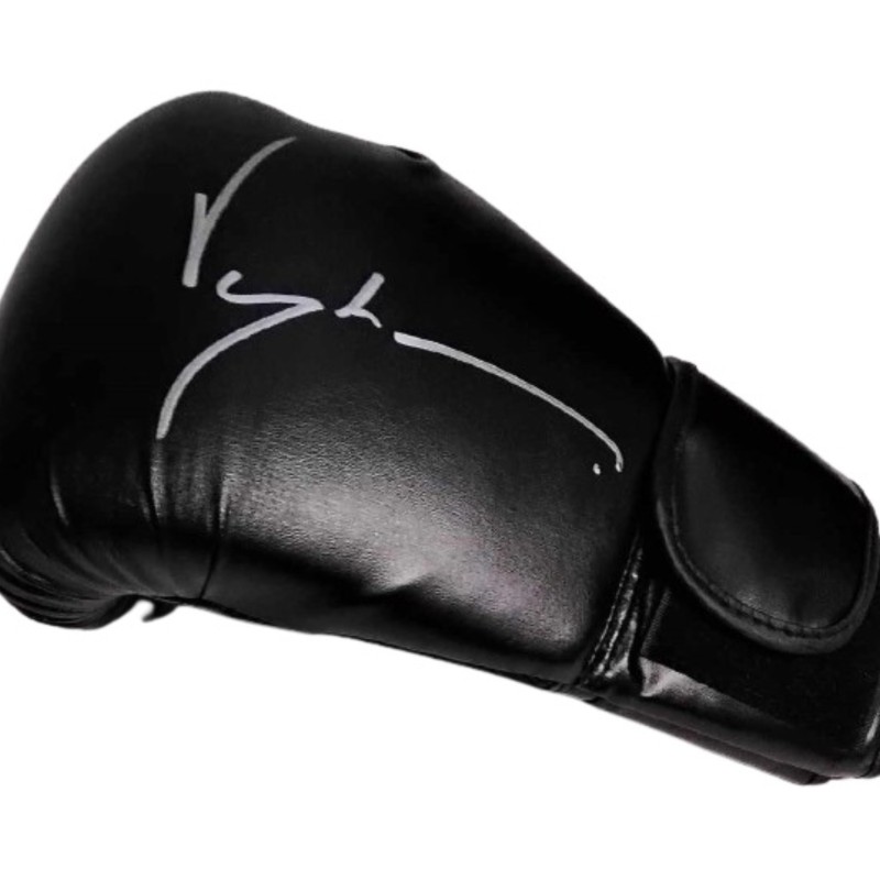 Glove signed by Jean-Claude Van Damme