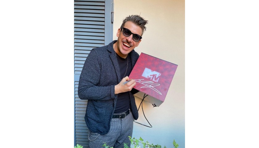 MTV box autografato da Francesco Gabbani