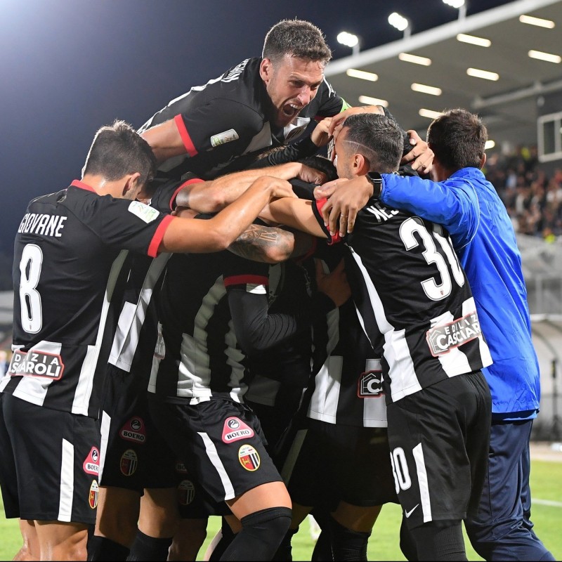 Assisti in Poltroncina Nord ad Ascoli vs Pescara + Walkabout con riscaldamento a bordocampo