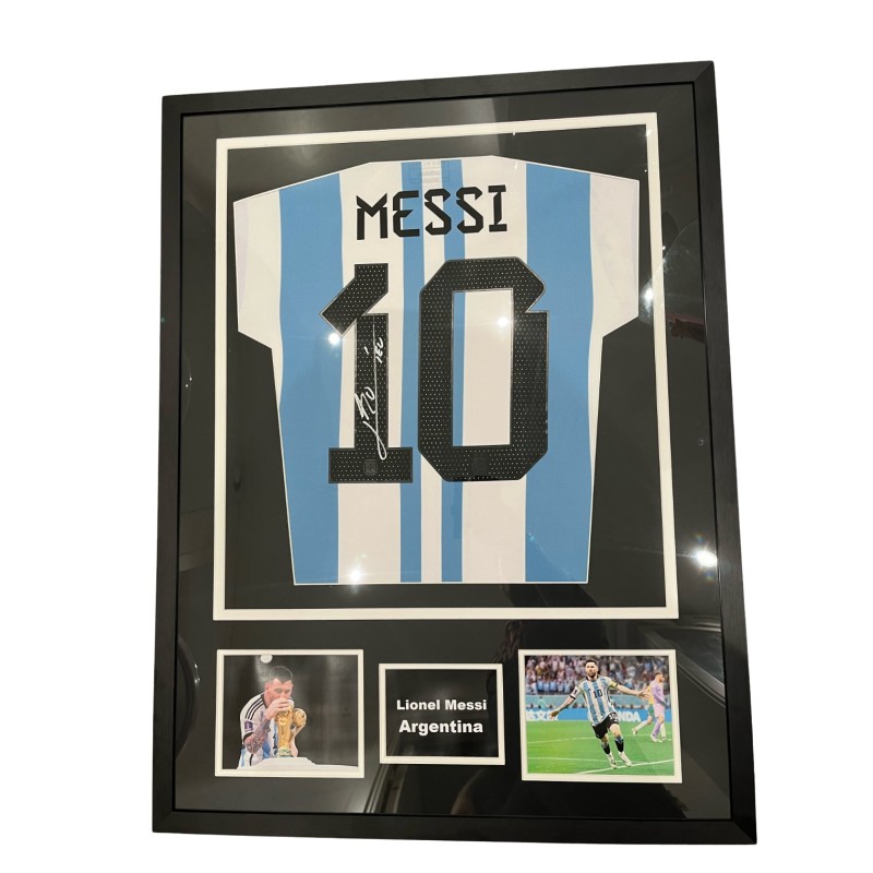 La maglia firmata e incorniciata di Lionel Messi per i Mondiali di calcio dell'Argentina del 2022