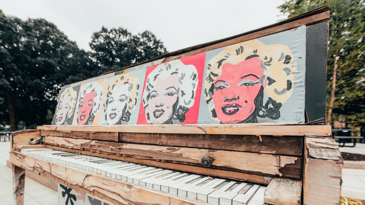 Andy Warhol and the Silkscreen Prints of Marilyn Monroe, the Iconic Face of American Society