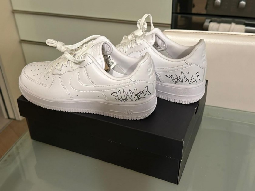 Sneakers Nike Air Force 1 autografate da Lazza