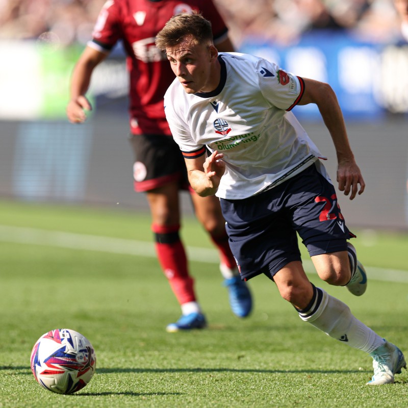 Maglia firmata di Szabolcs Schön del Bolton Wanderers, indossata contro il Reading