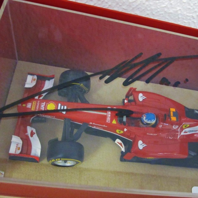 Modellino Ferrari F138 autografato da Alonso