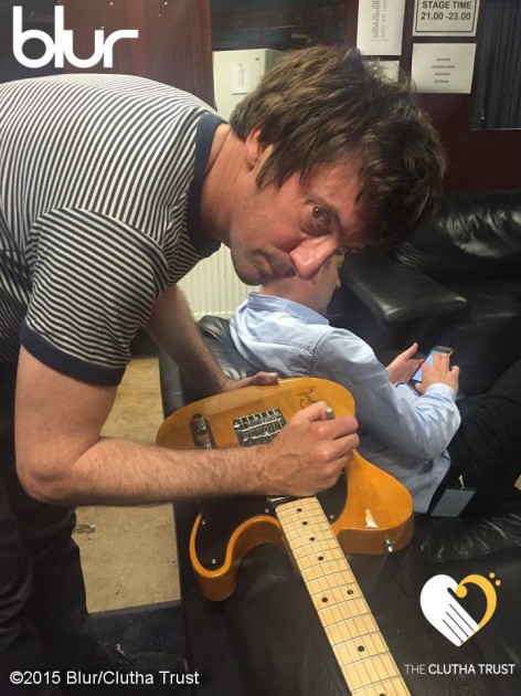 Chitarra elettrica autografata dalla band inglese Blur  