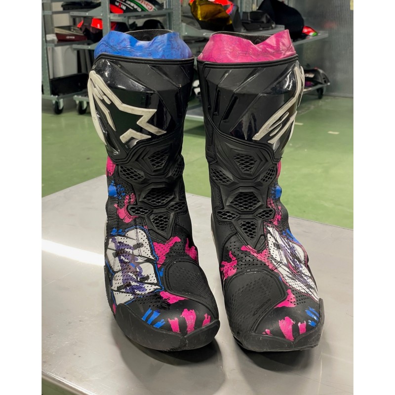 Stivali di Miguel Oliveira, pilota di TrackHouse Racing, utilizzati nella stagione MotoGP 2024