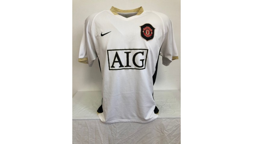 Manchester United will keep 'disgraced' AIG logo on their shirts