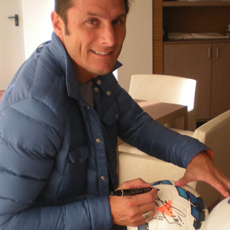 Pallone match Inter - Juve autografato dai giocatori dell'Inter