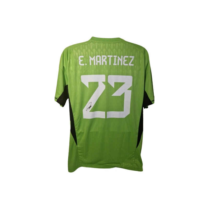 Emiliano Martinez firma la maglia della finale dei Mondiali di calcio 2023 dell'Argentina