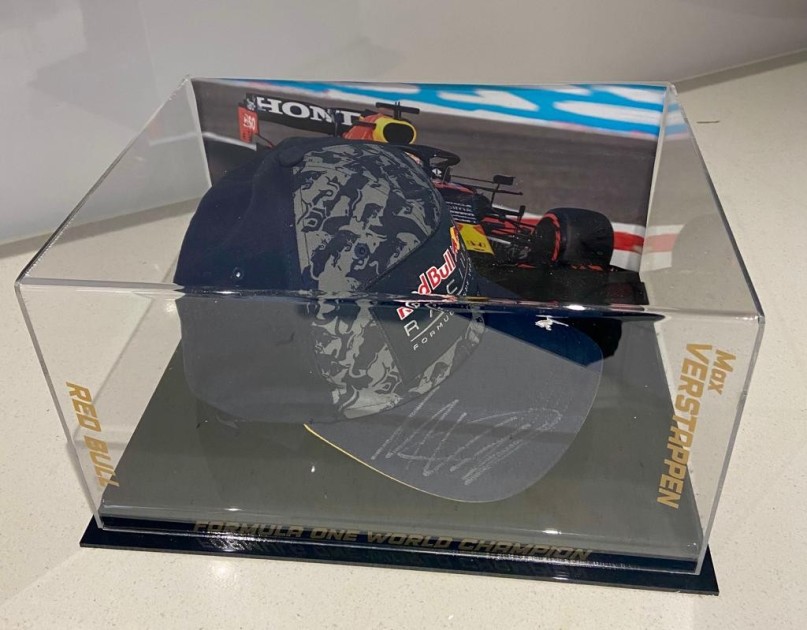Cappellino Red Bull autografato da Max Verstappen in teca espositiva