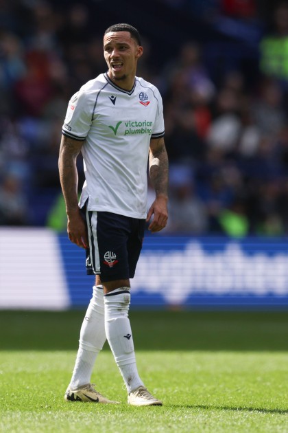 La maglia firmata di Josh Dacres-Cogley del Bolton Wanderers indossata durante la partita