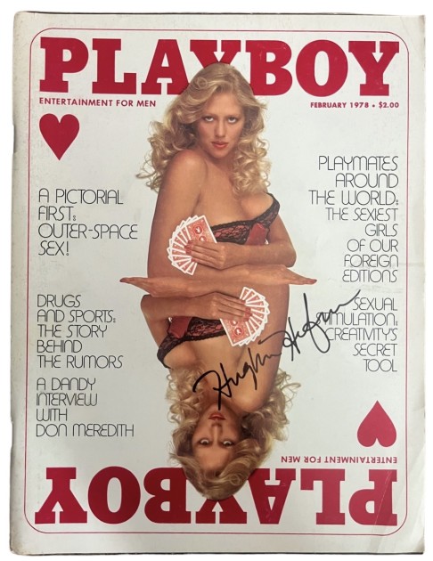 Hugh Hefner firma la rivista Playboy febbraio 1978