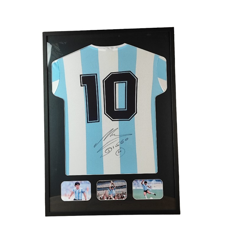 Maglia replica Argentina di Diego Maradona firmata e incorniciata