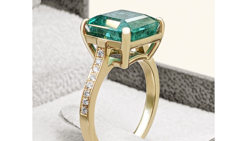 Emerald And Diamonds Ring - 18K Gold
